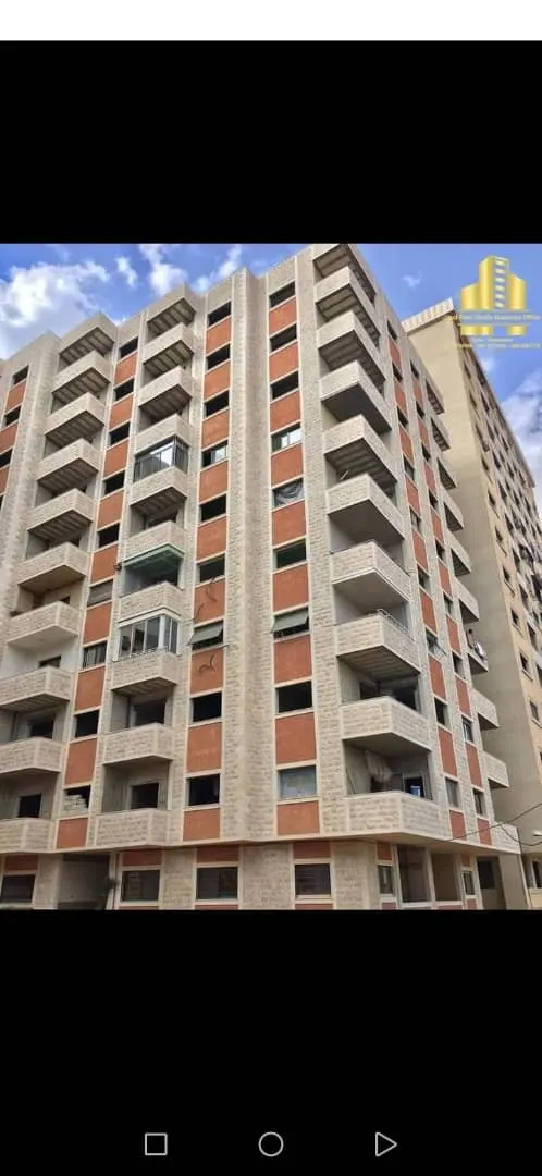 للايجار شقة سكنية ارضية ضمن برج سكني بمطقة هادئة