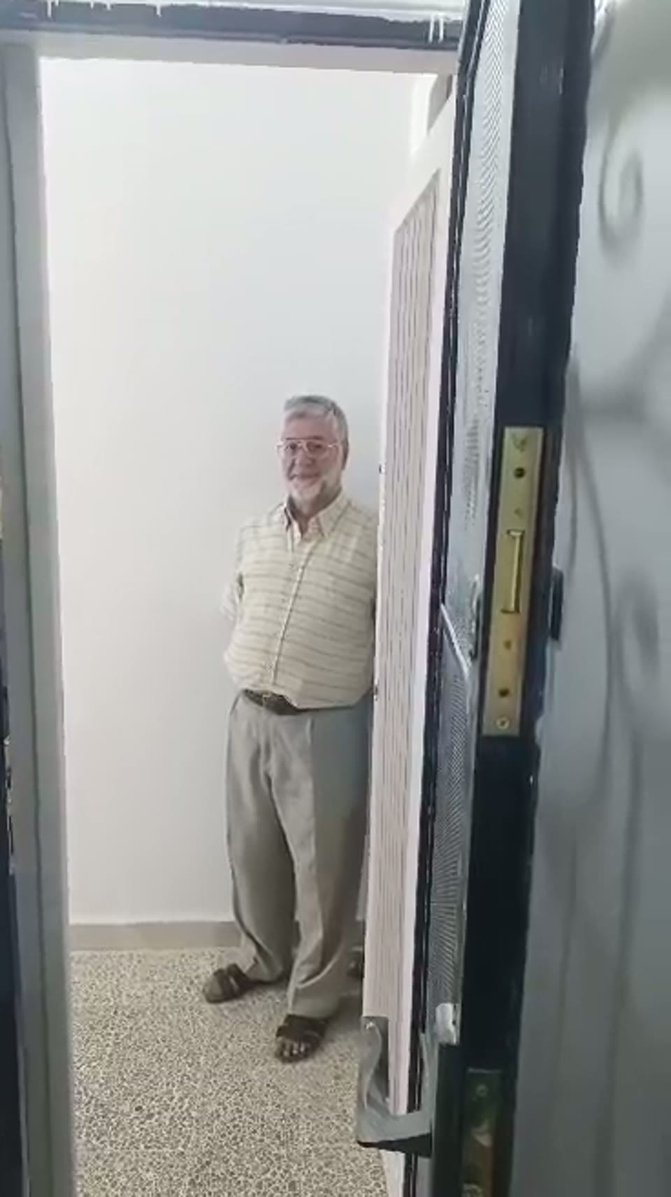 صورة مصغرة لفيديو منزل للبيع ثلاثة وصالون في حي الاعظمية