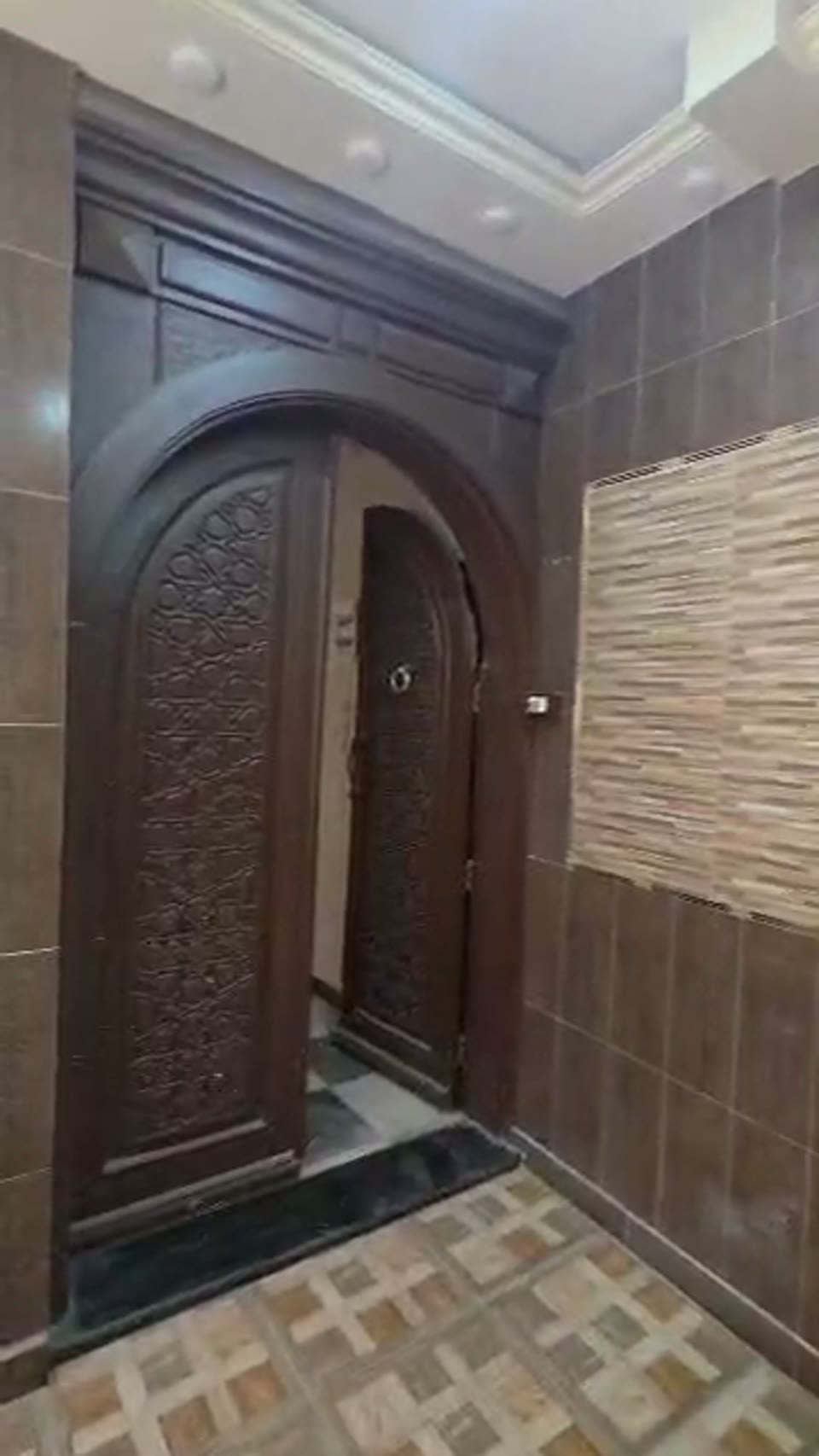 صورة مصغرة لفيديو شقه سكنيه فاخره ست غرف عند الكره الارضيه