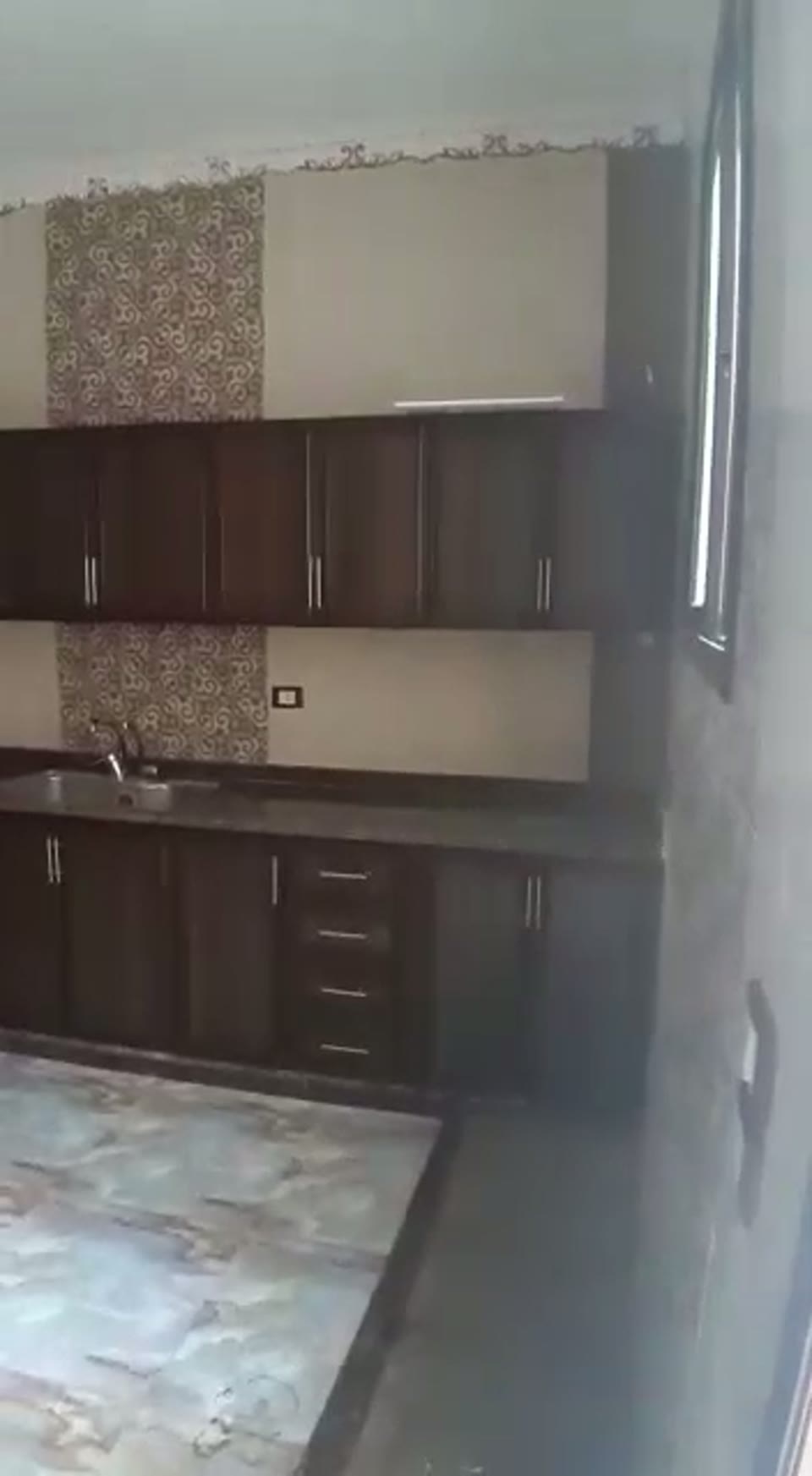 صورة مصغرة لفيديو للايجار ثلاث غرف طابق ثالث في ادلب
